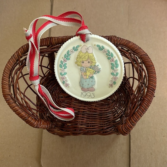 THE ENESCO 1993 PRECIOUS MOMENTS CHRISTMAS ORNAMENT - Picture 10 of 13